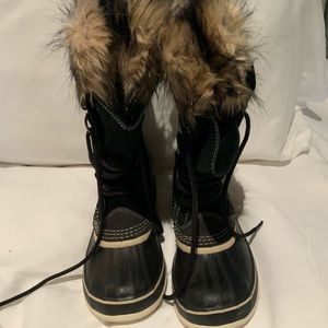 Sorel high boot with fur. NEVER WORN